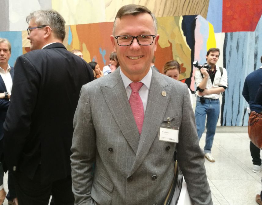 Ein mann med dress og slips og briller i Stortinget